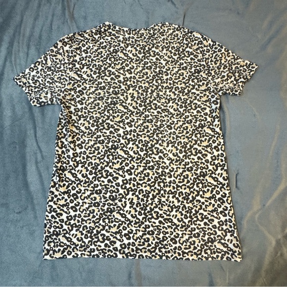 Zara Short Sleeve Tee with Bold Design

#1037 - Picture 6 of 6